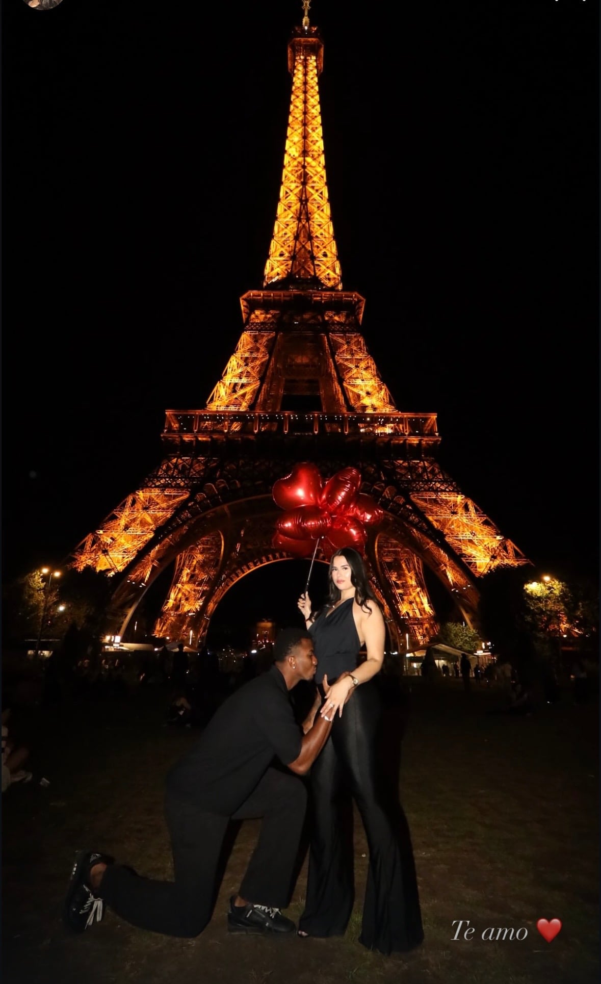 Jeyland Mitchell besa el vientre de su novia Paula Jara, donde crece su bebé.