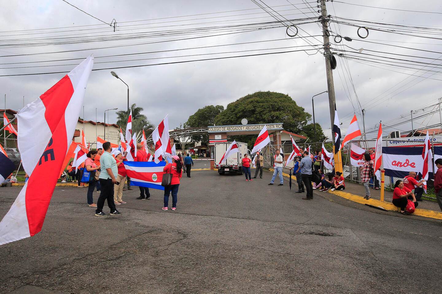 21/09/2018 Colegio de Abogados, Zapote. Manifestantes frente a la entrada, donde se desarrolla en privado la reunón entre gobierno y sindicatos, en torno a la huelga por el proyecto de reforma fiscal. Foto: Rafael Pacheco