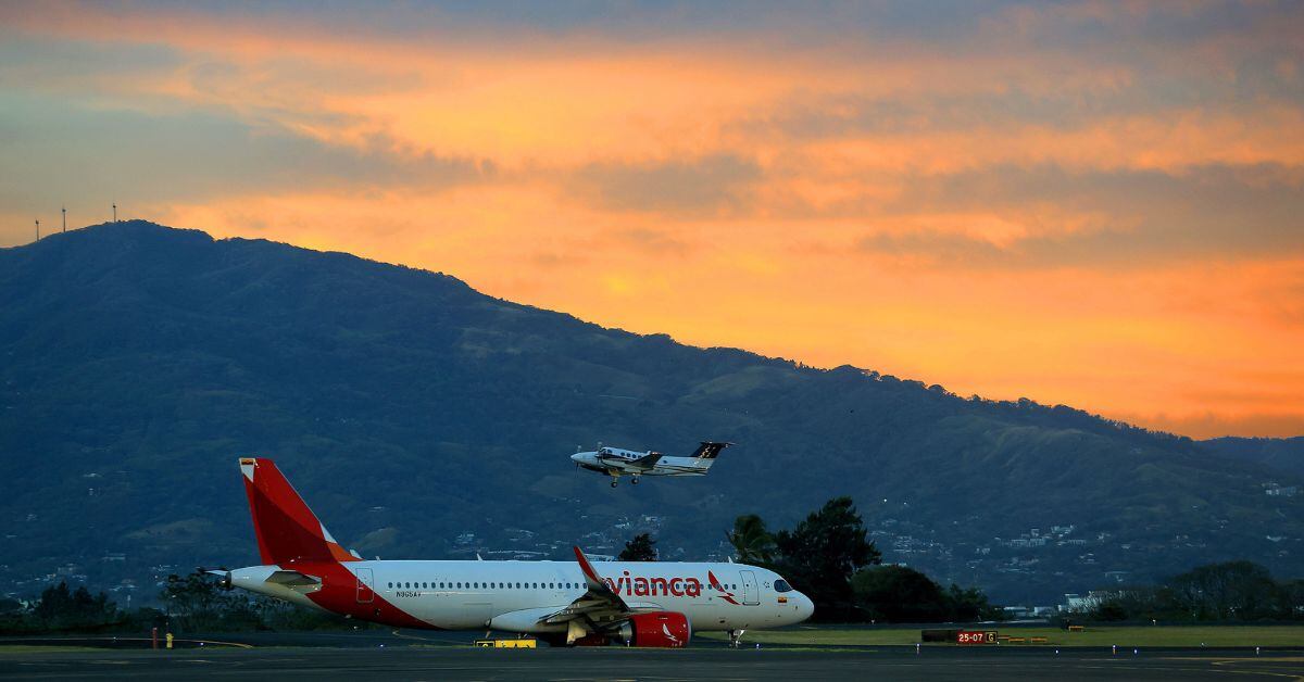 En la imagen, un amanecer en el aeropuerto Juan Santamaría