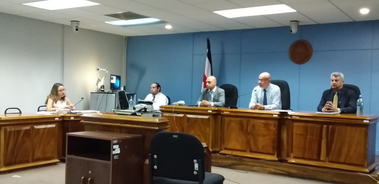 Alejandra Arce, representante del Ministerio Público, pidió al Tribunal que un perito certifique la supuesta enfermedad del defensor que no llegó este lunes. Foto: Hugo Solano.