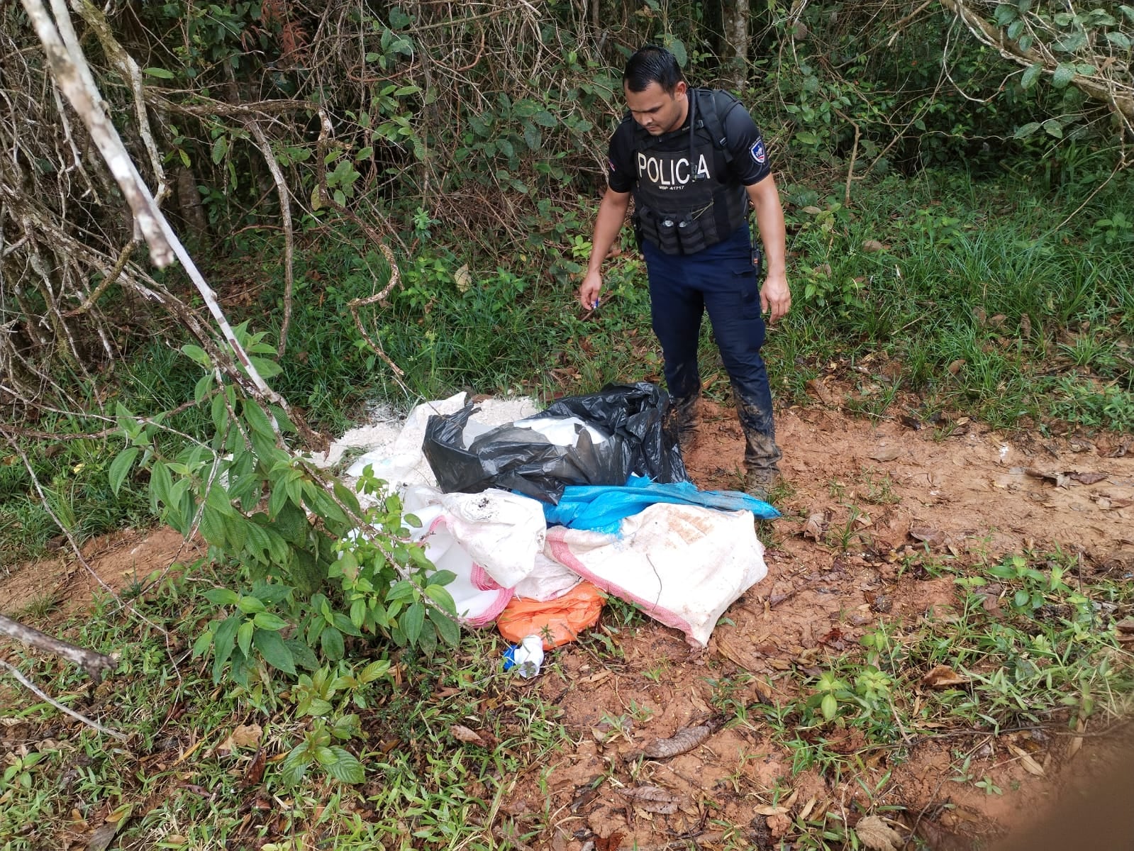 El campamento, ubicado cerca de Boca San Carlos, contaba con 50 piletas artesanales y más de 1.700 sacos de material listos para procesar.