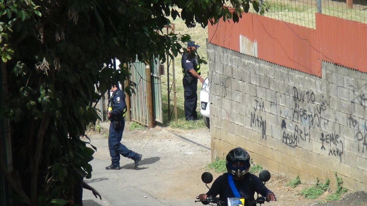 La Fuerza Pública se apersonó al sitio, pero al llegar encontraron a la mujer fallecida en un cuarto y no había nadie más. Foto: suministrada por Francisco Barrantes.