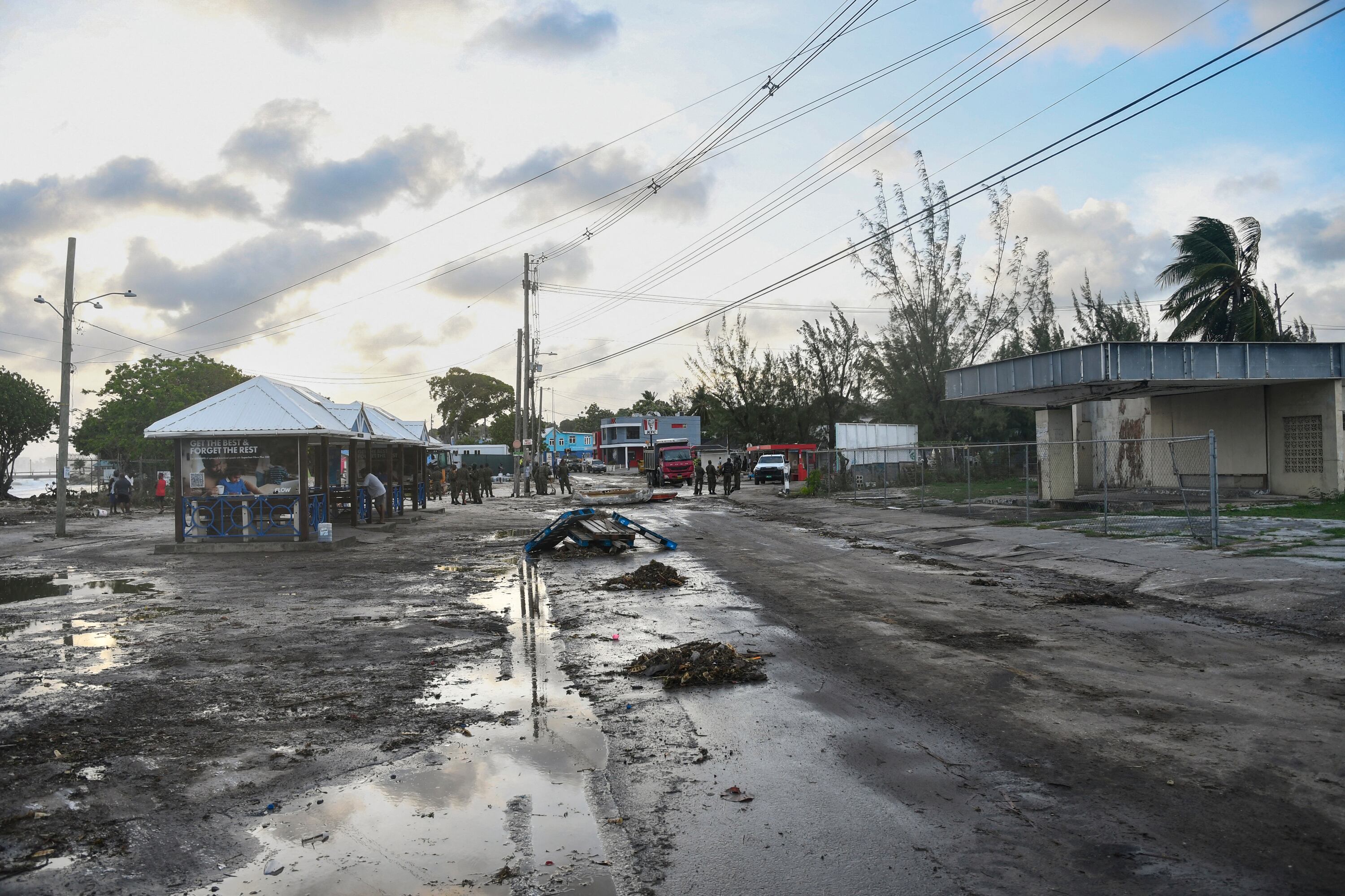 El huracán Beryl provocó severos daños en Barbados, en el caribe de las Américas. Una iglesia cristiana fue destruida en Oistins Gardens.
Foto: Randy Brooks / AFP