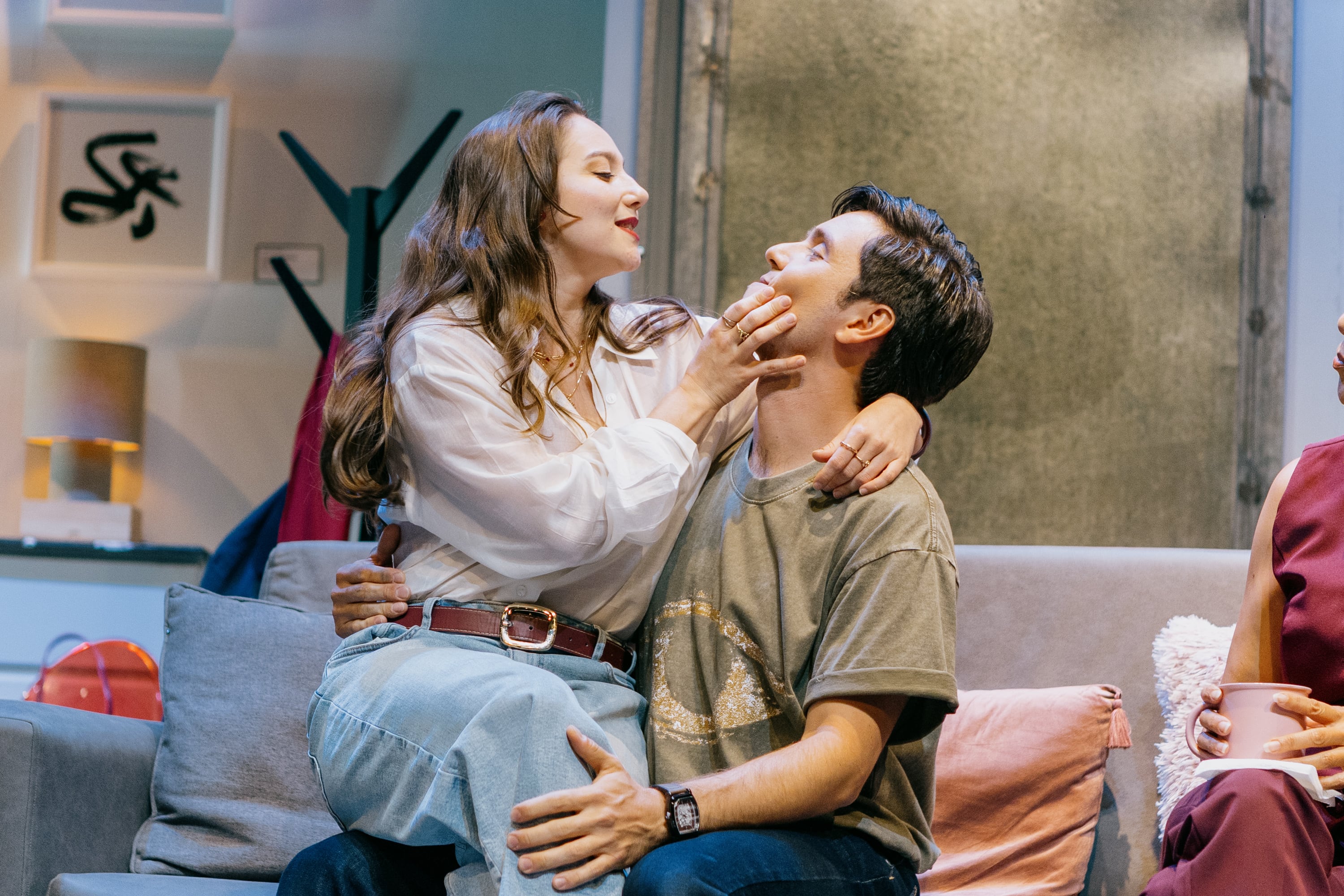 Lo que inicia como una comedia da un giro hacia rincones más oscuros, hasta generar incomodidad en el espectador. Esto es Bajo Terapia, en el Teatro Espressivo.