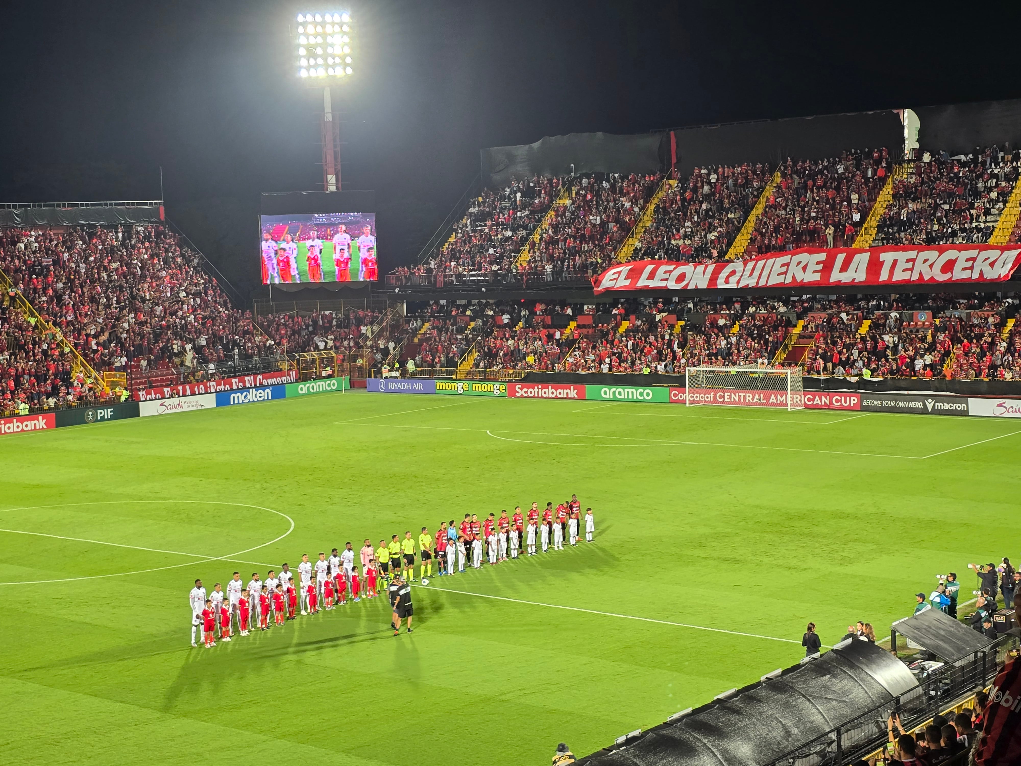 La afición de Liga Deportiva Alajuelense desplegó una manta que dice: "El León quiere la tercera", en alusión a que los rojinegros son los bicampeones de la Copa Centroamericana de Concacaf.