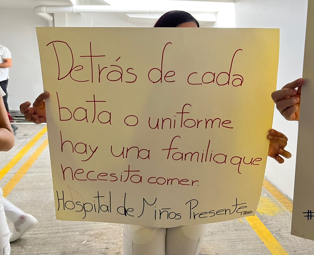 Personal de salud de la CCSS llegó con carteles de protesta a las oficinas de Sinaes Afines en San José.