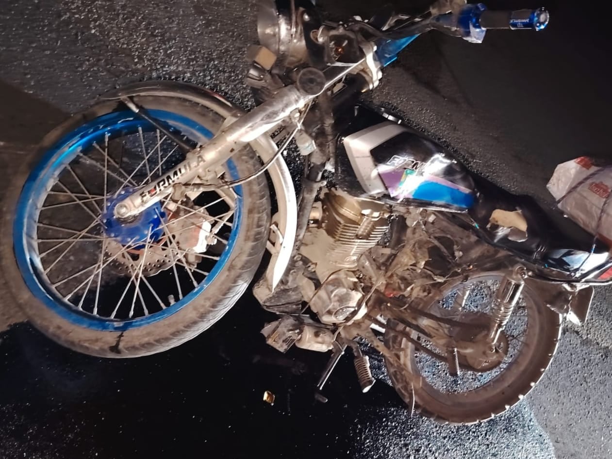 Detalle de motocicleta involucrada en colisión de esta contra tráiler en sector de Liverpool en Limón. Fotografía: