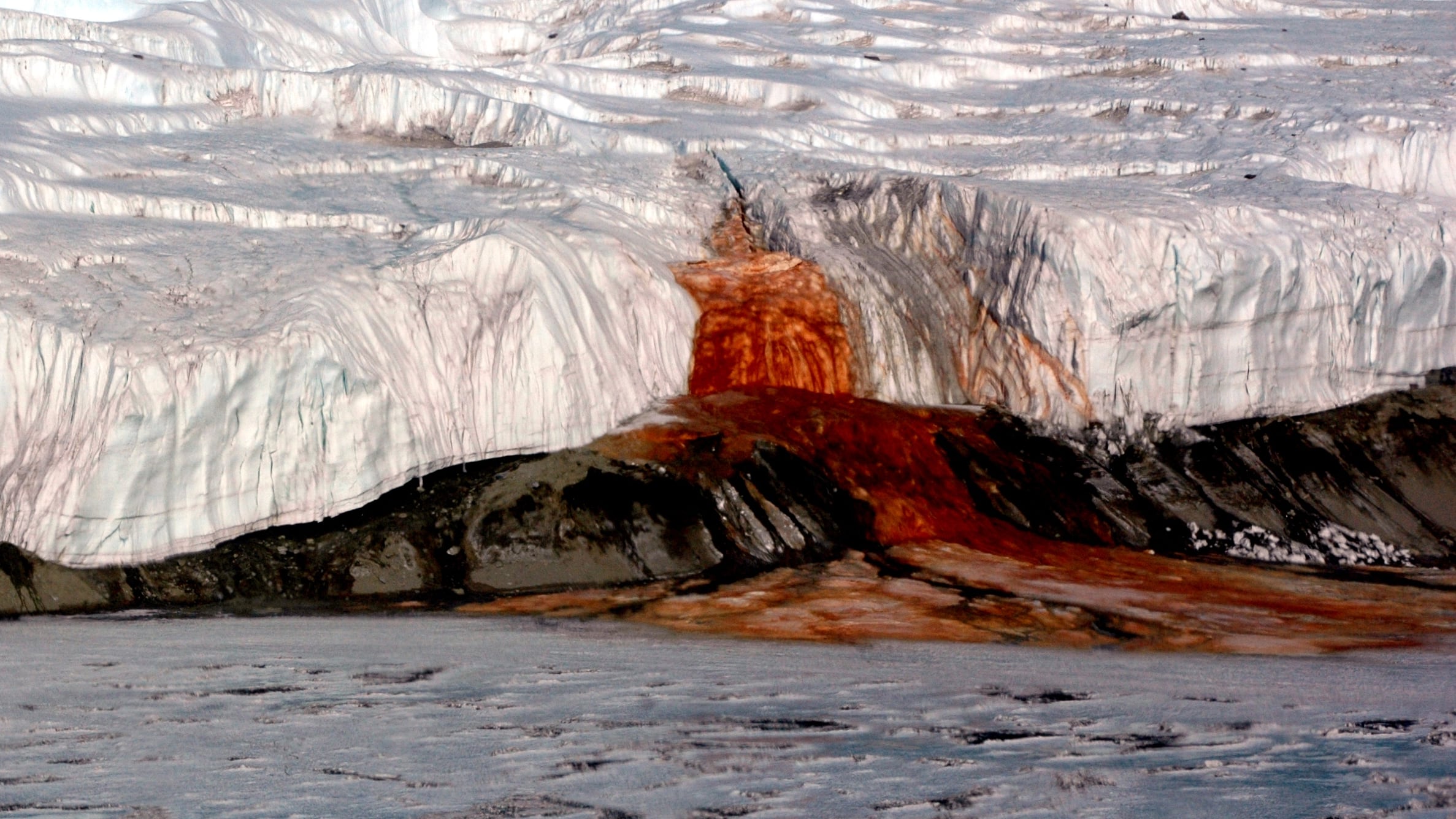 Un lago oculto bajo el hielo antártico da origen a una cascada roja. Su composición y microbios abren nuevas líneas de investigación científica.
