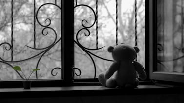 Primo lejano de abuela abusó de nieta de 7 años y la amenazó para callarla. Tribunal dicta sentencia