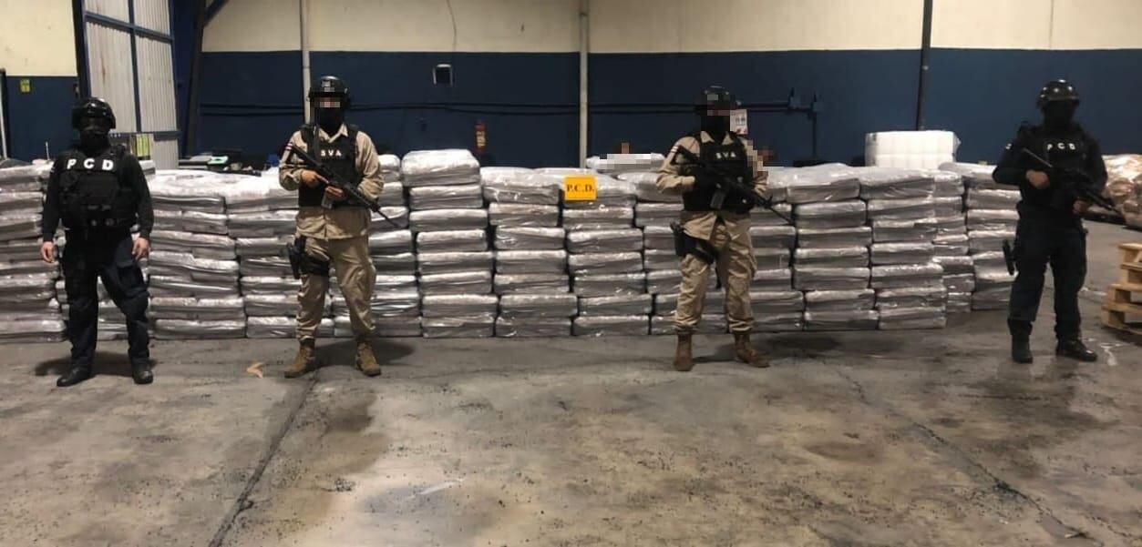 El decomiso en la Aduala La Anexión, Liberia, de más de 3 toneladas de marihuana procedente de México, hace que la policía investigue si la droga iba dirigida a alguna red narco asentada en Guanacaste. Foto: Cortesía MSP.