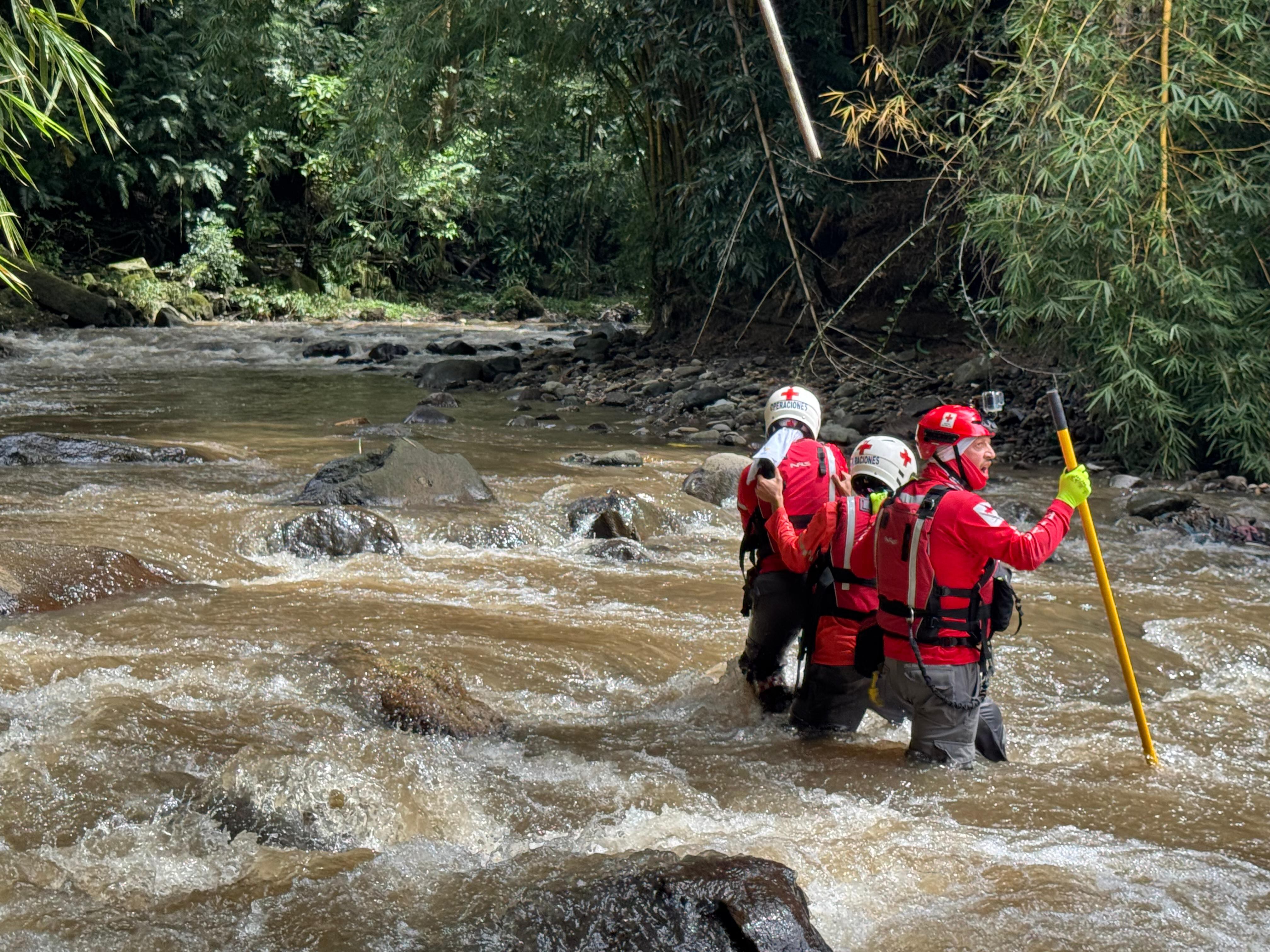 El hombre despareció luego de que, en apariencia, se lanzó al río Torres. Foto Cruz Roja.