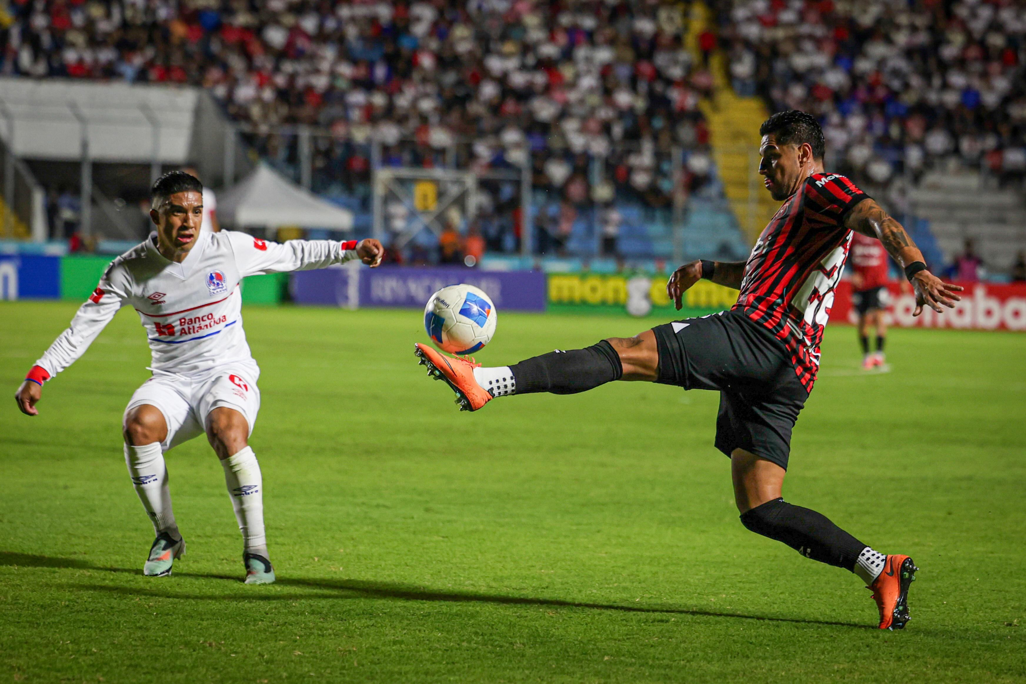 Rónald Matarrita trató de sacar un centro o remate, que sus compañeros de Liga Deportiva Alajuelense no pudieron cerrar ante Olimpia.