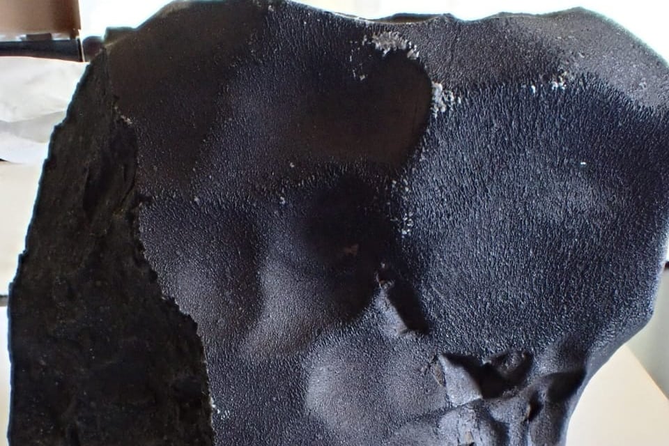 Paulo Ruiz Cubillos es geólogo de la Universidad de Costa Rica (UCR) y también es fotógrafo profesional. Él tuvo la exclusiva oportunidad de realizarse una sesión fotográfica a un fragmento del meteorito Aguas Zarcas.