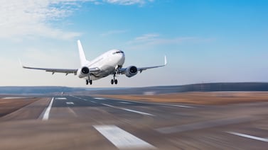 Unión Europea prohibirá a las aerolíneas cobrar a los padres por sentarse junto a sus hijos menores de 14 años