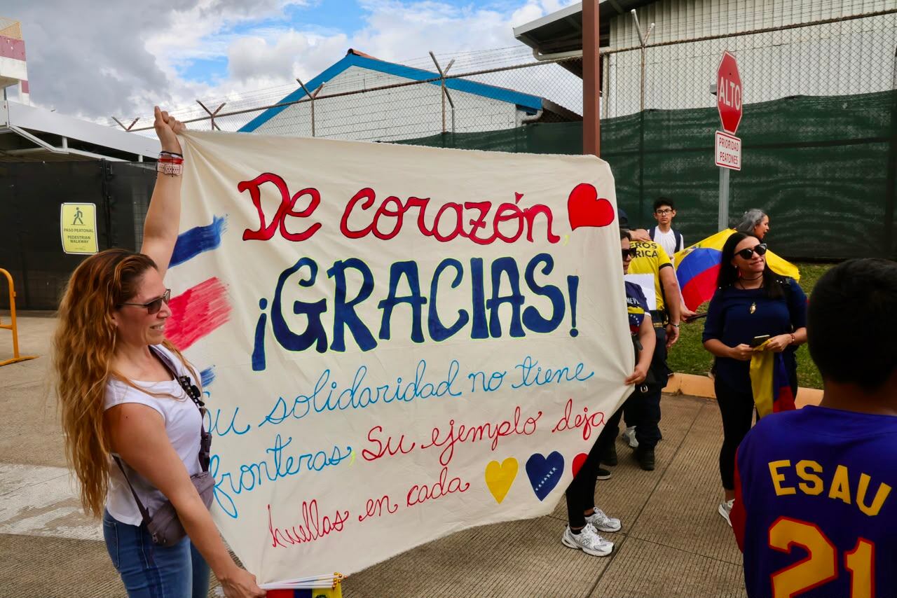 Los 48 rescatistas del Cuerpo de Bomberos de Costa Rica que participaron en las labores de búsqueda y rescate tras los terremotos en Venezuela regresaron este domingo 5 de julio al país. Foto: Alonso Tenorio