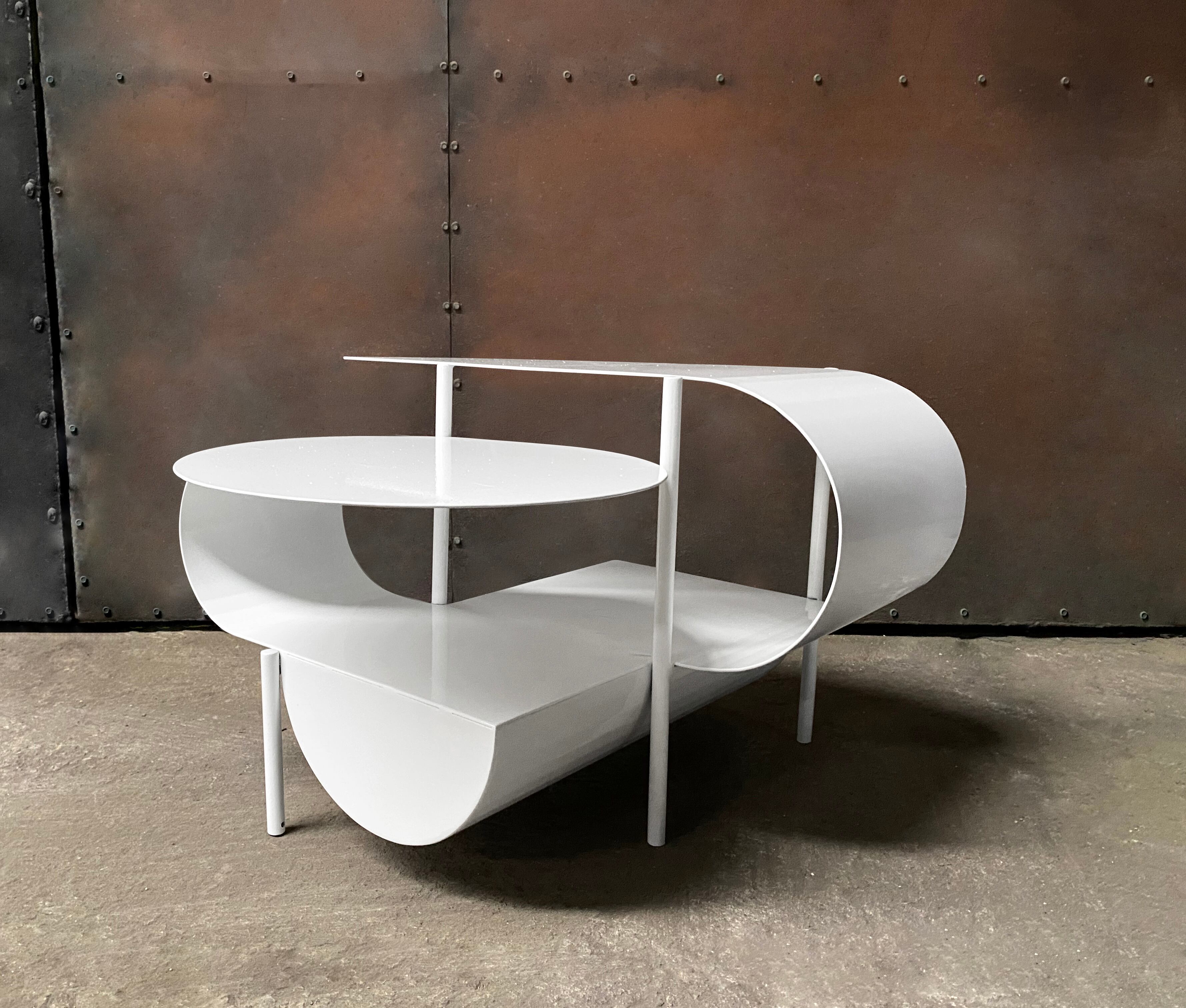 La curvatura del metal y la fina lámina engañan, pues muebles como este de Carlos Santana son sólidos y firmes.