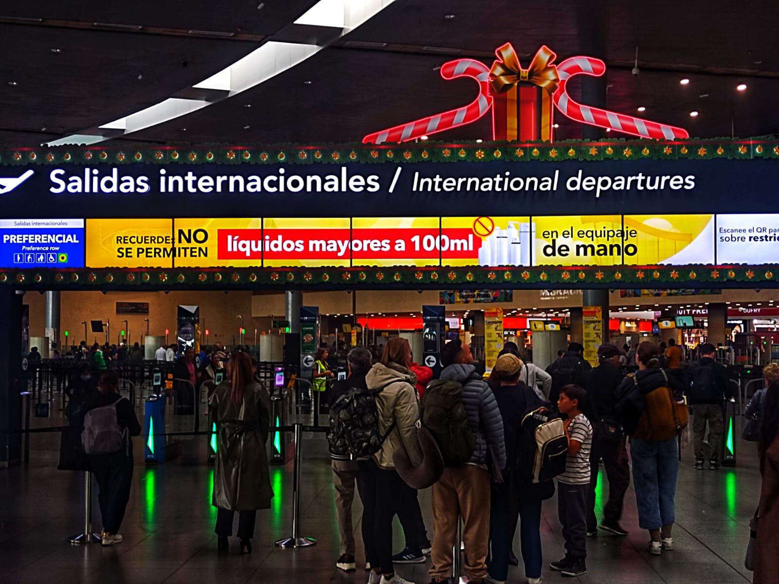 Área de salidas internacionales en el aeropuerto El Dorado, Bogotá, Colombia, donde se encuentra el vacunatorio para la fiebre amarilla al lado derecho del ingreso.