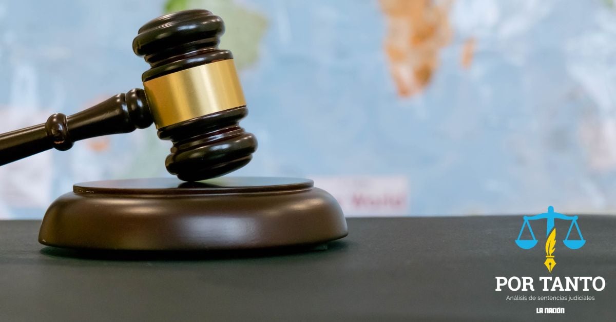 En la imagen, un mazo de derecho con un mapa del mundo de fondo y el logo de la sección Por Tanto