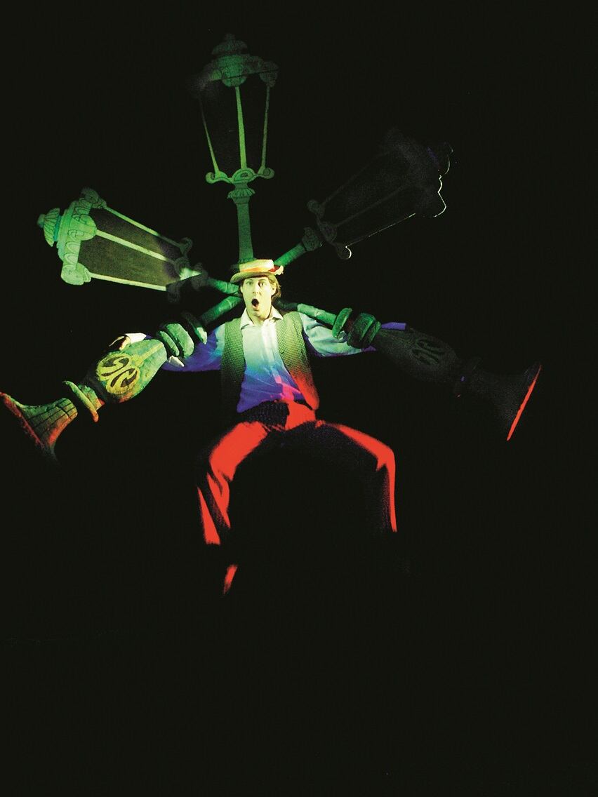 Teatro Negro de Praga se caracteriza por su técnica escénica única, donde los actores se mueven en un escenario completamente oscuro y solo los objetos iluminados crean la ilusión visual.