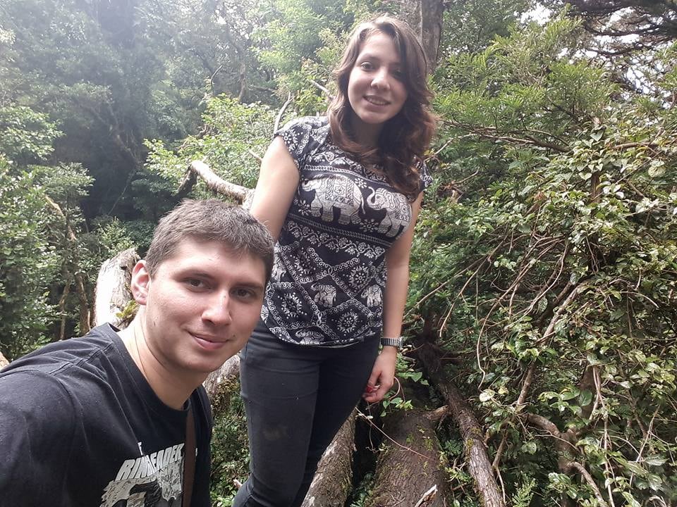 Emed Barrantes, compañero de Paola y padre de las dos hijas de ella, llegó este martes a visitarla al Hospital San Juan de Dios. Foto: Facebook.