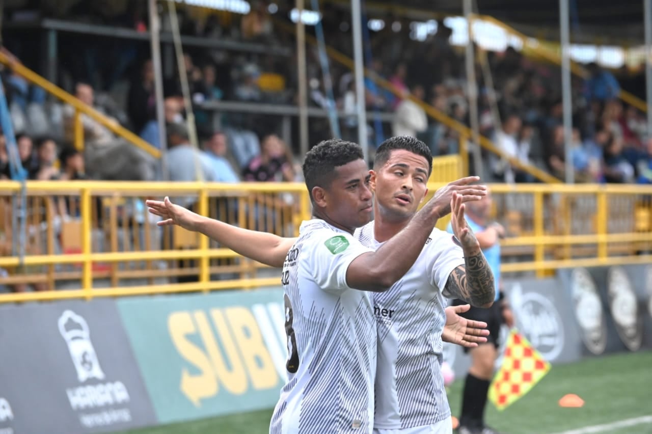 Allan Cruz celebró su anotación con Gerson Torres. Cruz abrió el marcador en el duelo entre Sporting Fc y Herediano.
