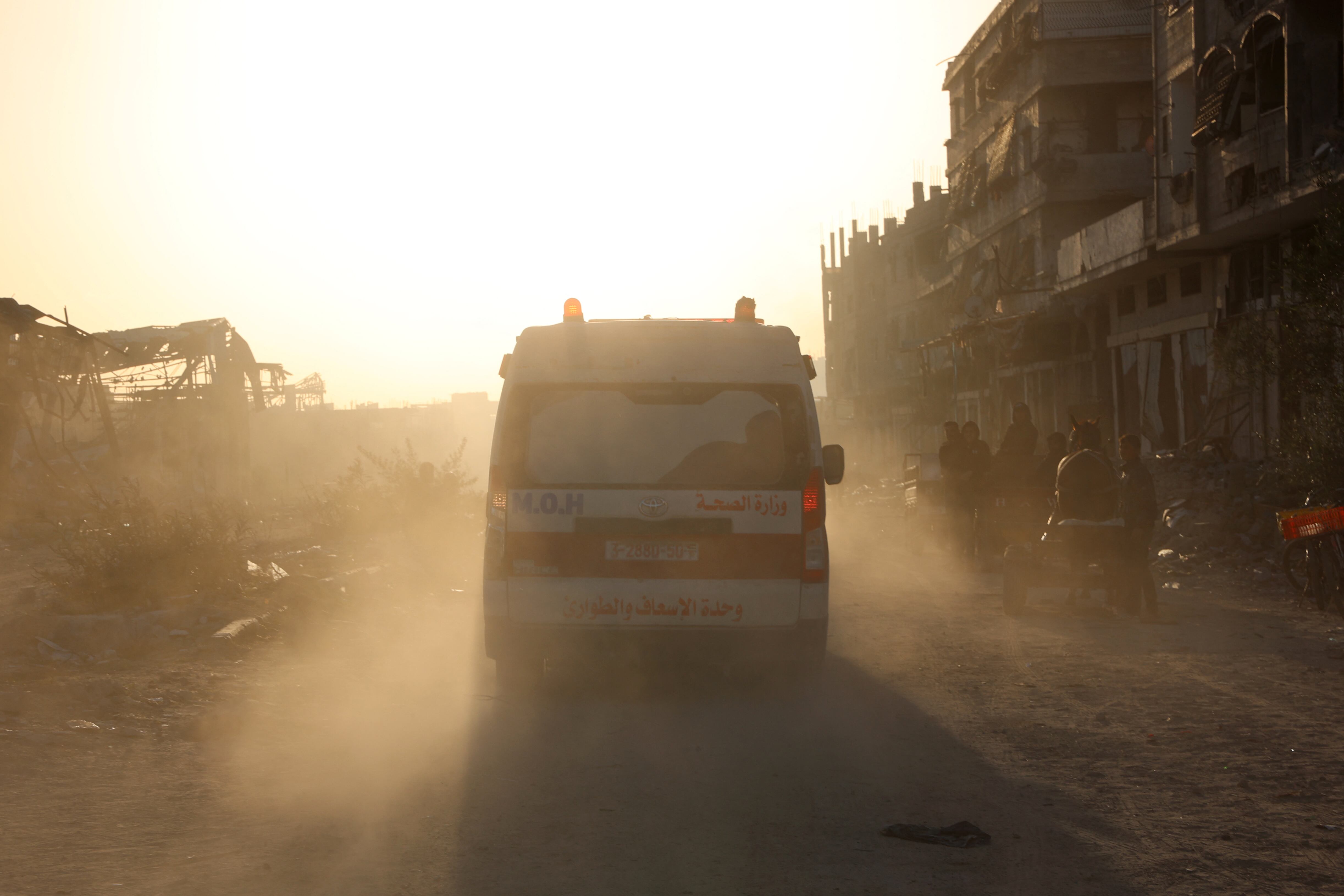 Ambulancias transportan a palestinos heridos desde el Hospital Kamal Adwan al hospital Al-Shifa en la ciudad de Gaza, en medio de la guerra en curso entre Israel y el grupo militante Hamás.