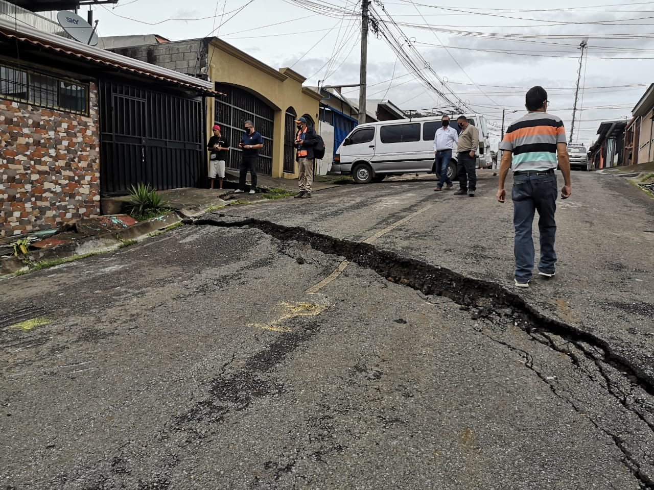 El creciente daño que se ve en esta calle de urbanización Valladolid, en Los Guido de Desamparados se extiende a las casas cercanas. Este martes más familias fueron afectadas. Foto: Cortesía Municipalidad de Desamparados.