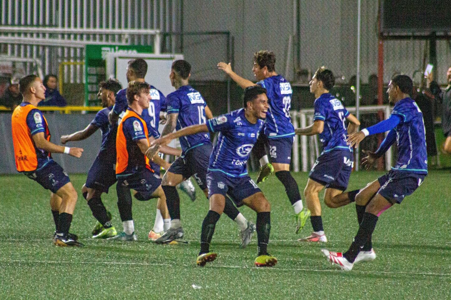 Joshua Parra gritó con todo el gol que le dio el pase a la final a Desamparados Consultants.