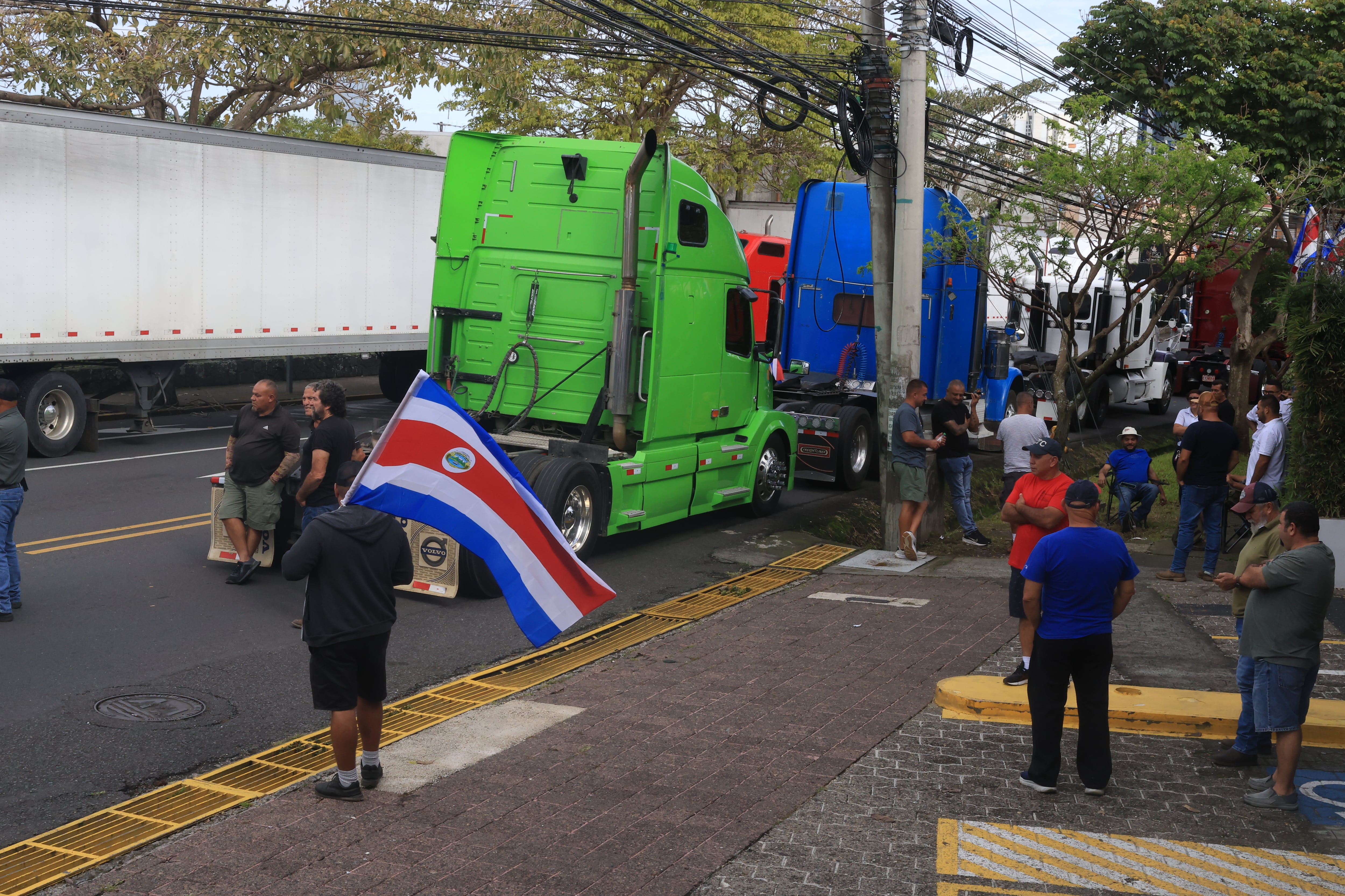 Protesta de transportistas genera cierres viales en los alrededores de Casa Presidencial
