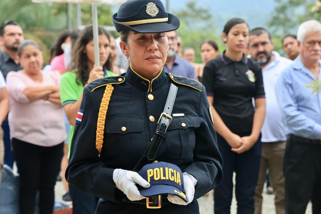Una oficial de Fuerza Pública carga la gorra de Gerson Rosales a la entrada de la iglesia de San Antonio de Padua en Bribri, Talamanca.