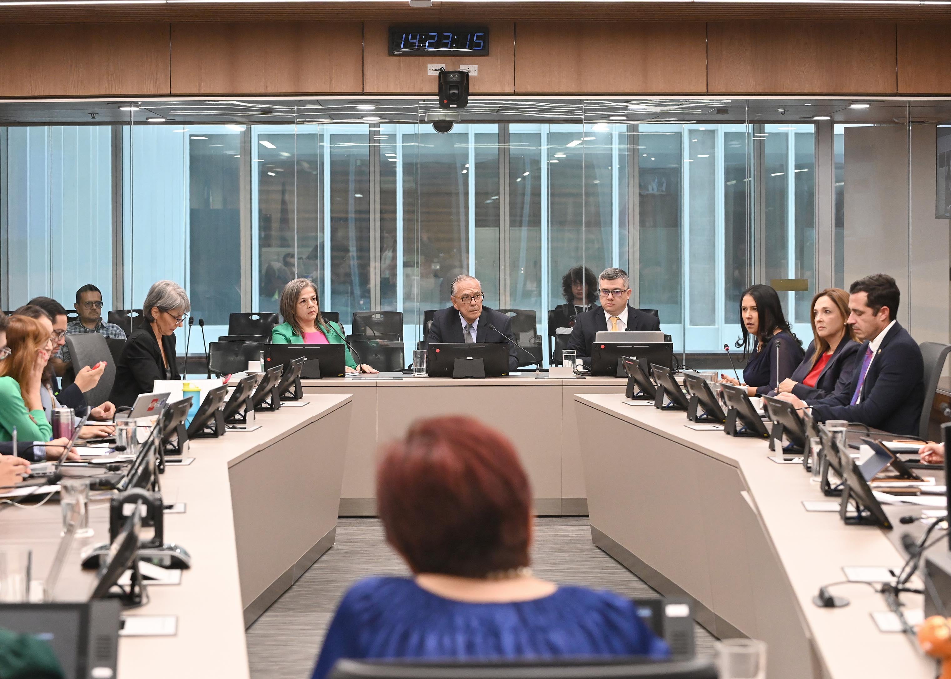 10 de julio del 2025. Asamblea Legislativa. 13:00 hrs. La Junta Directiva del Banco Nacional comparece ante la comisión legislativa de control de ingreso y gasto. Maximiliano Alvarado Ramírez (presidente), Noylin Cruz Suárez (vicepresidenta), Rolando Saborío Jiménez (secretario) y los directores María Brenes Quesada, María del Milagro Solórzano León, Anabelle Chaves Soto y Randall Monge Saborío. En la foto: Directivos respondieron las consultas de los diputados. Maximiliano Alvarado (izq) conversa con Rolando Saborío. Foto: Albert Marín