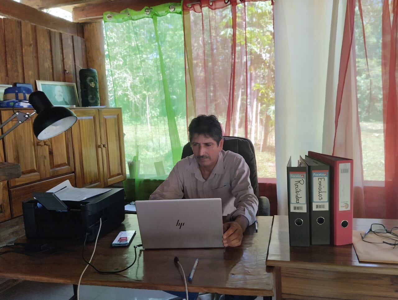 Enrique Segnini, alcalde electo en Puerto Jiménez, afirmó que instaló una pequeña oficina en su casa para trabajar en la organización de la nueva municipalidad