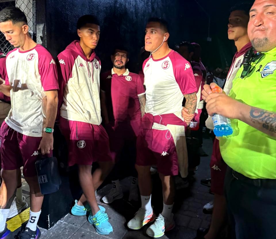 jugadores de Saprissa a la entrada del camerino a la espera de poder salir del estadio Alejandro Morera Soto.