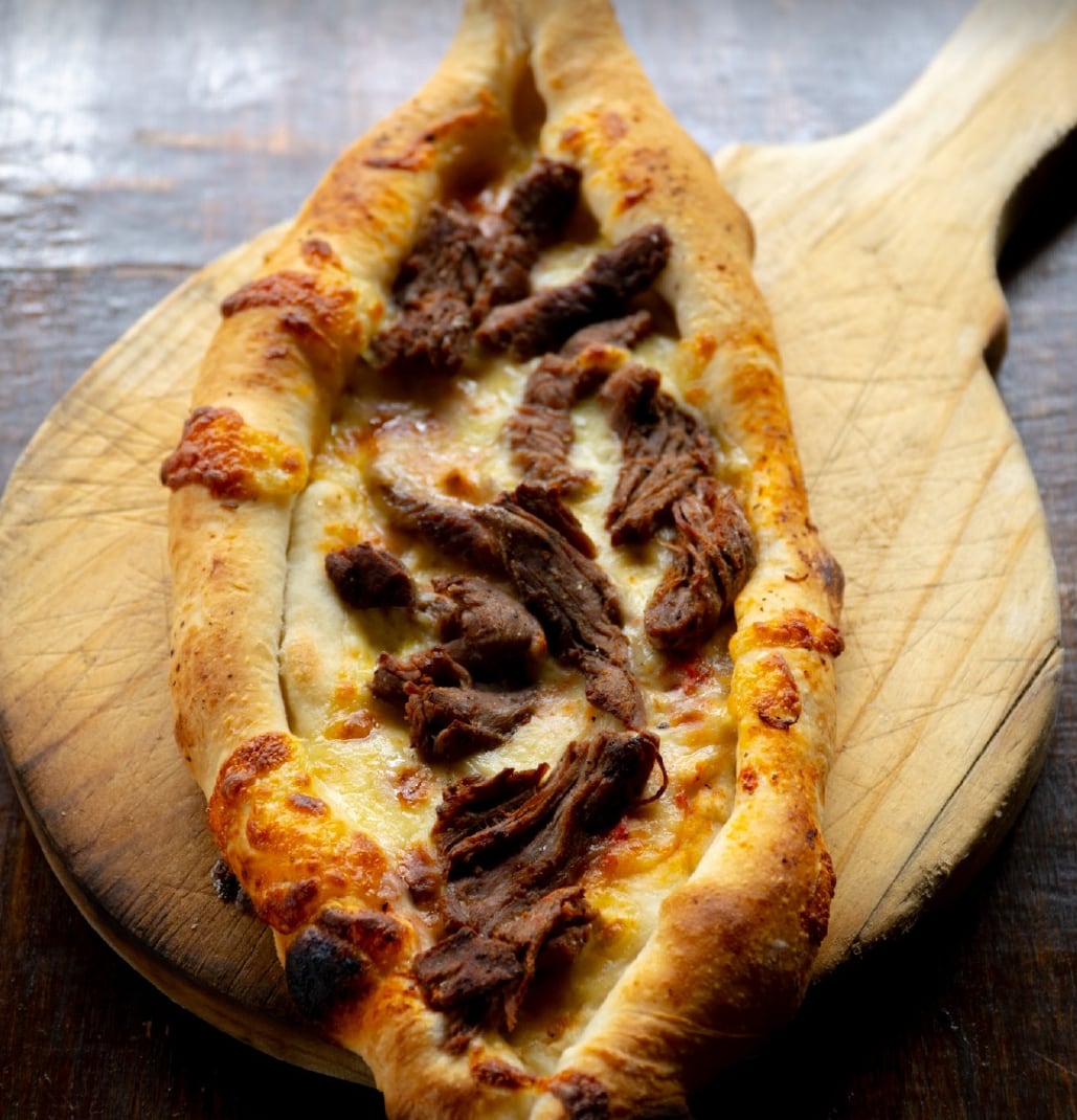 El pide es un tipo de pan plano típico de la gastronomía de Turquía y de las comunidades turcas fuera del país.