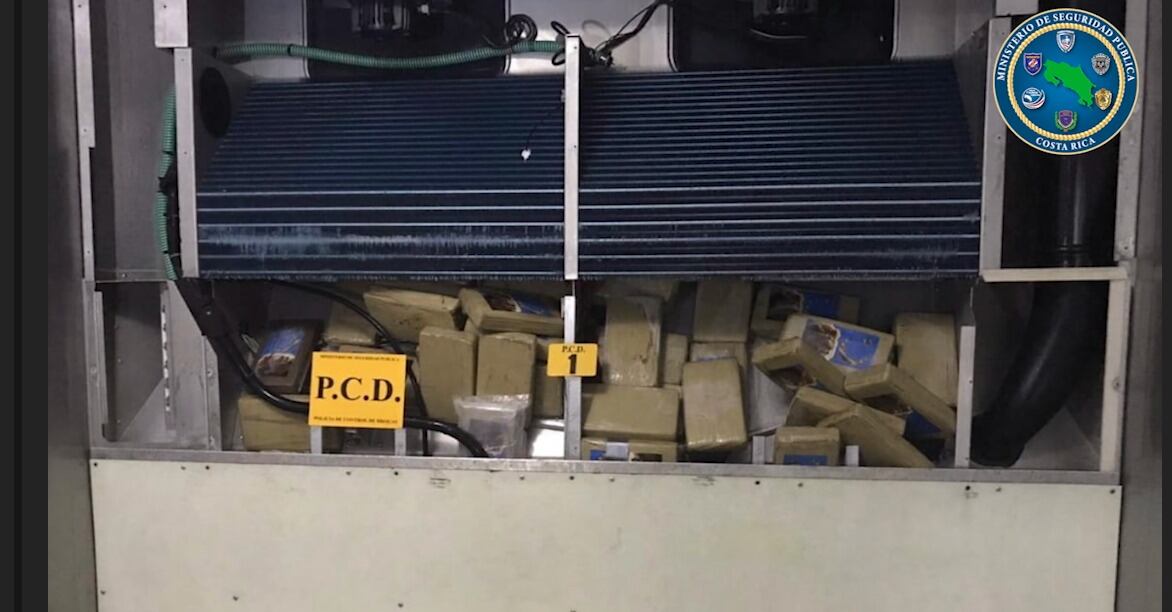 Los paquetes iban tirados debajo de una rejilla de refrigeración del contenedor, donde oficiales antidrogas dieron con la ilegal mercancía. Foto: MSP.
