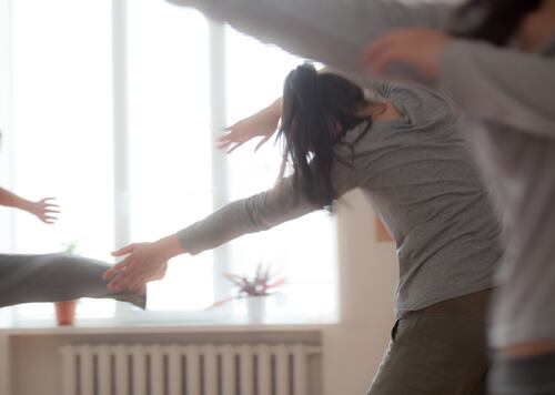 En Inglaterra, Alemania, Francia y Estados Unidos, la danzoterapia la llevan a cabo equipos interdisciplinarios.