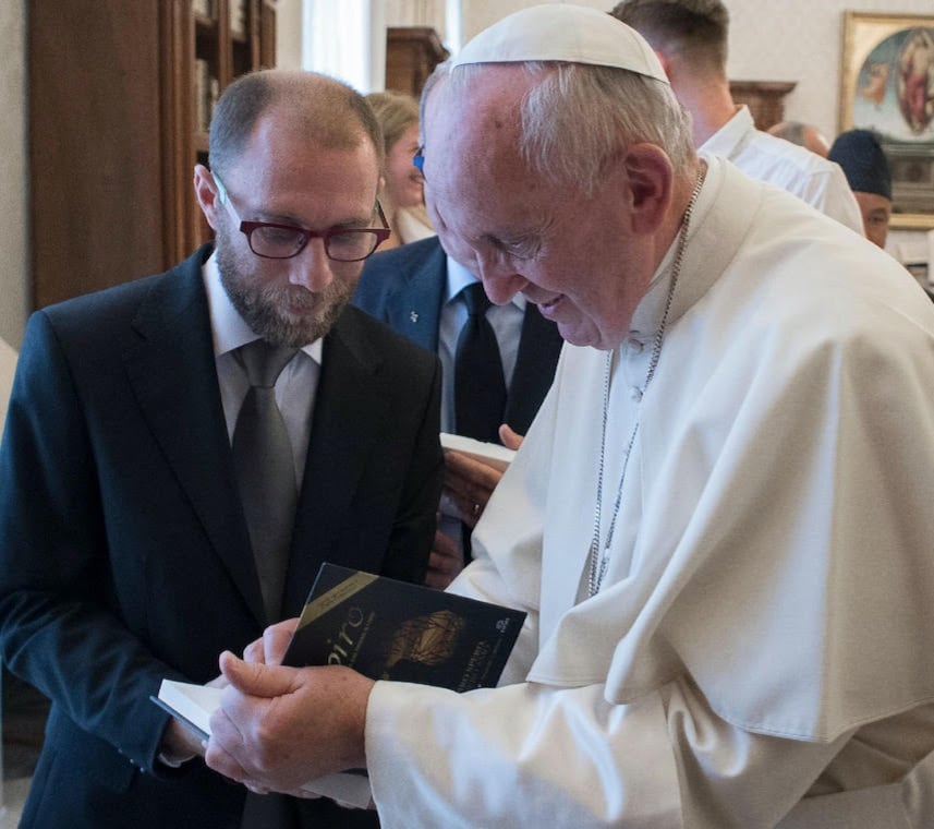 El escritor Jose Chacón con el papa Francisco en 2016