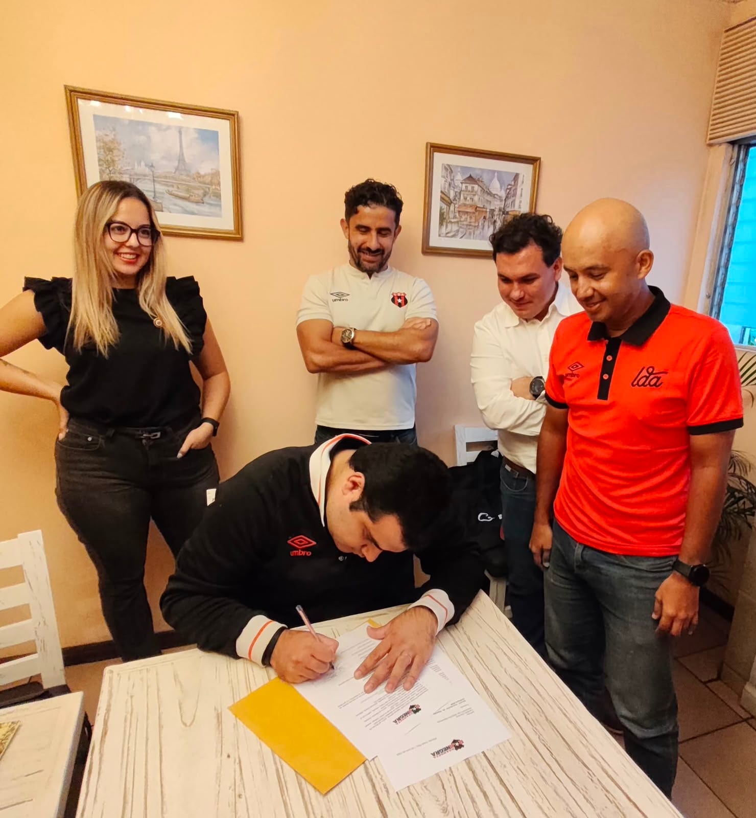 Javier Artavia firma la documentación oficial de la papeleta de Grandeza Rojinegra para las elecciones en Liga Deportiva Alajuelense.