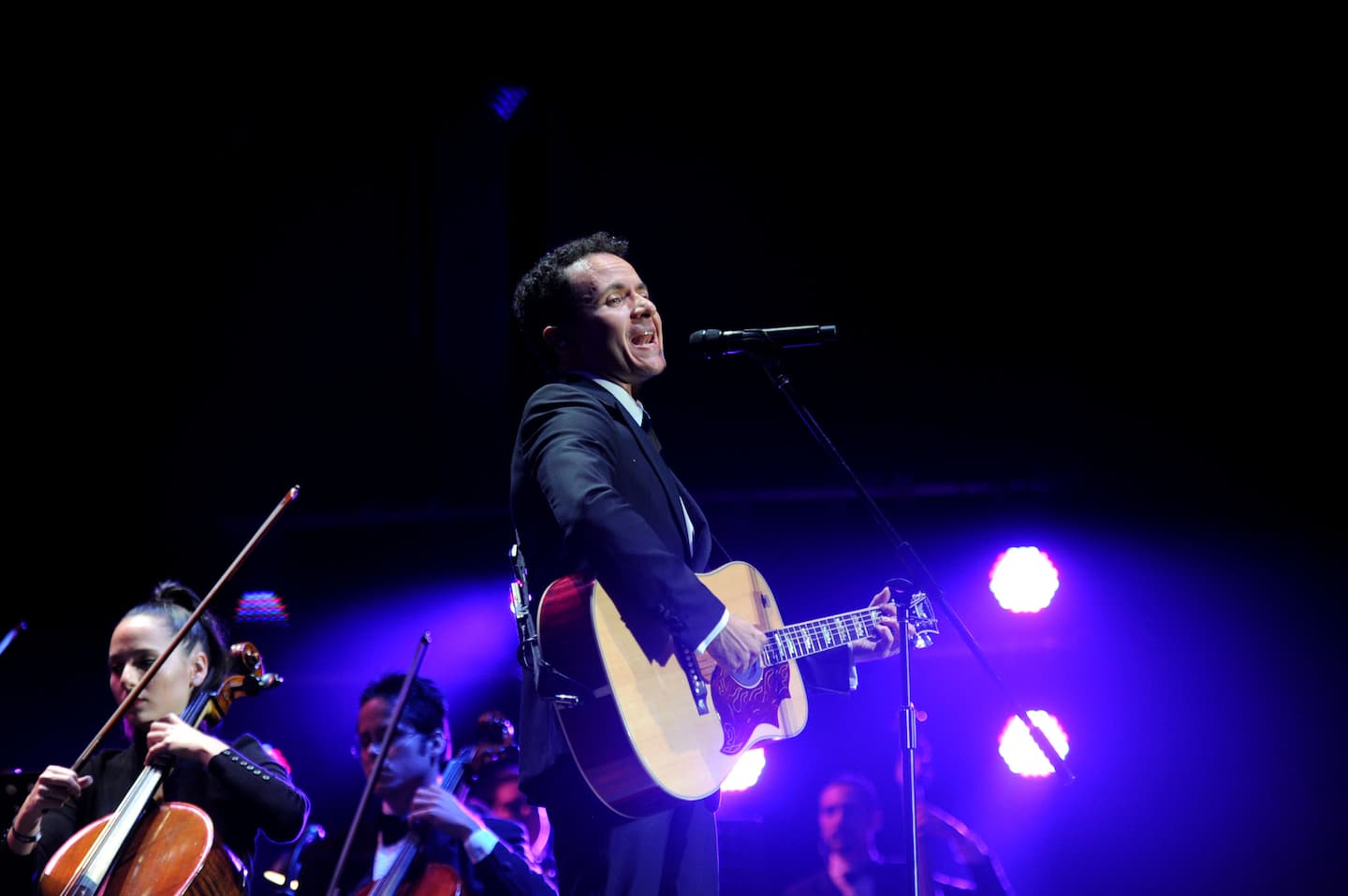 Fonseca tomó su guitarra para interpretar algunas de sus piezas más conocidas.