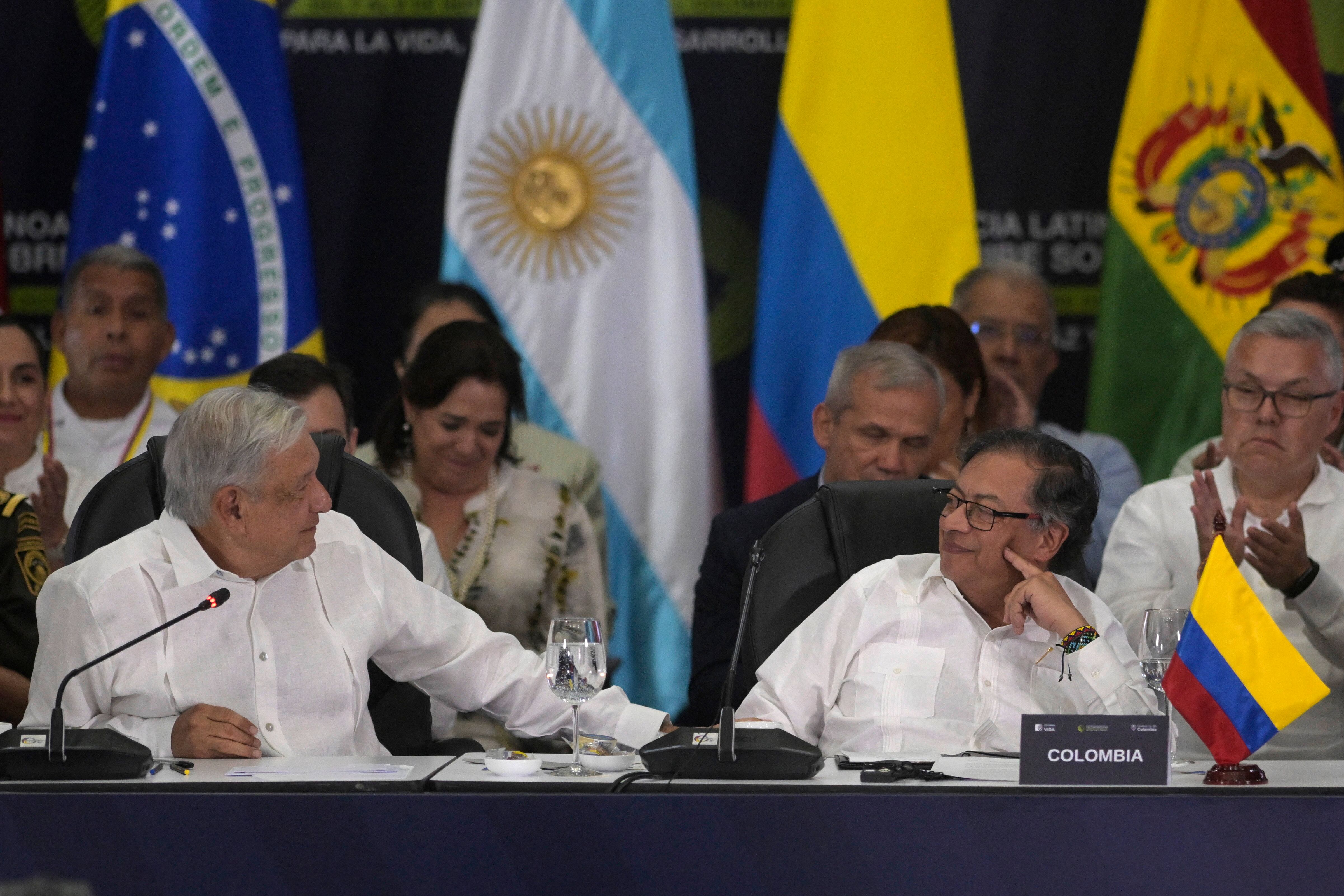 El presidente mexicano, Andrés Manuel López Obrador (i), y su homólogo colombiano, Gustavo Petro, conversan durante la Conferencia Latinoamericana y del Caribe sobre Drogas en el Centro de Eventos Valle del Pacífico en Cali, Colombia