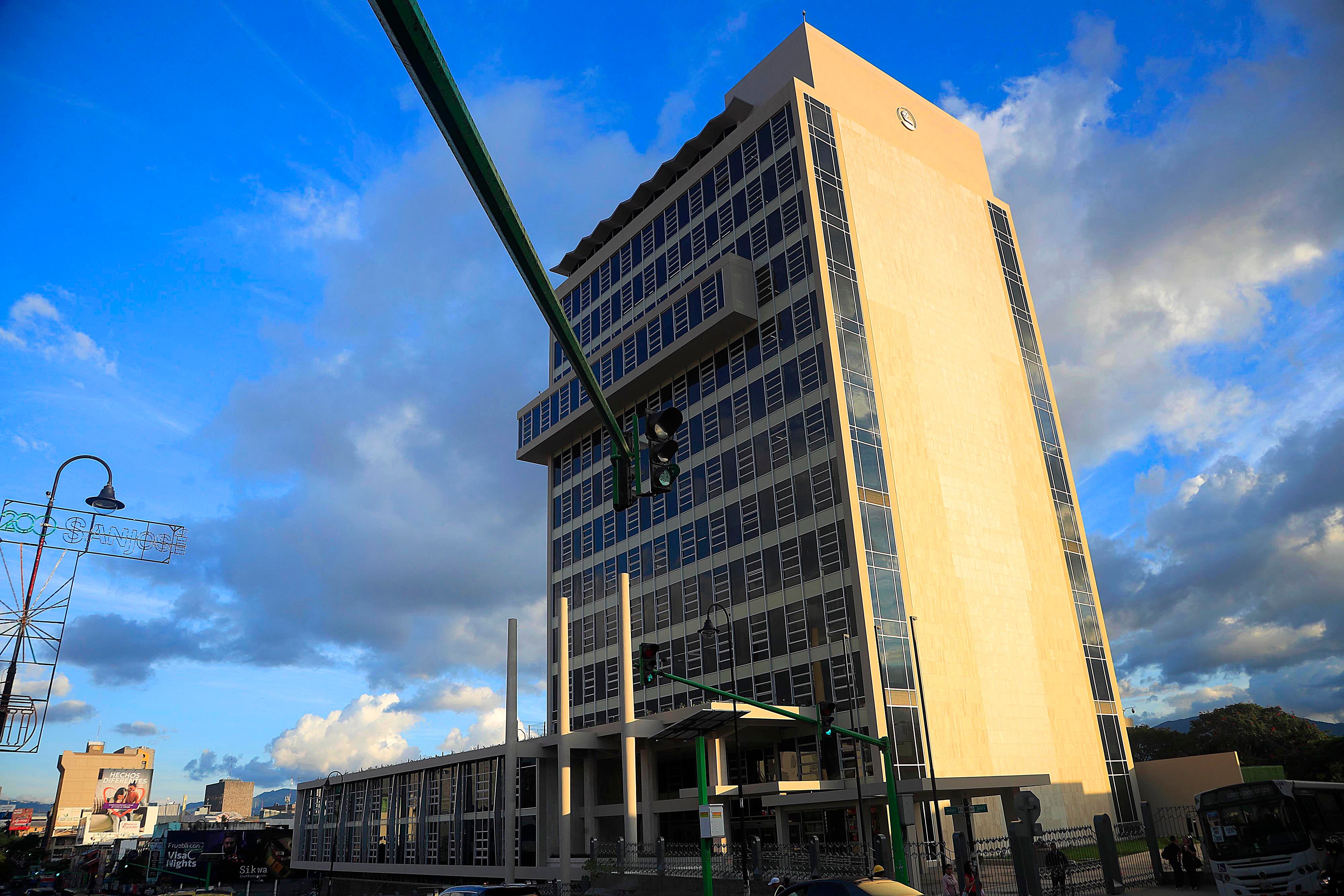 Edificio central de la Caja Costarricense del Seguro Social (CCSS), Avenida Segunda, San José. Foto: Rafael Pacheco Granados