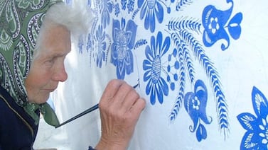 Flores azules sobre muros blancos: la mujer que transformó un pueblo checo en una obra de arte