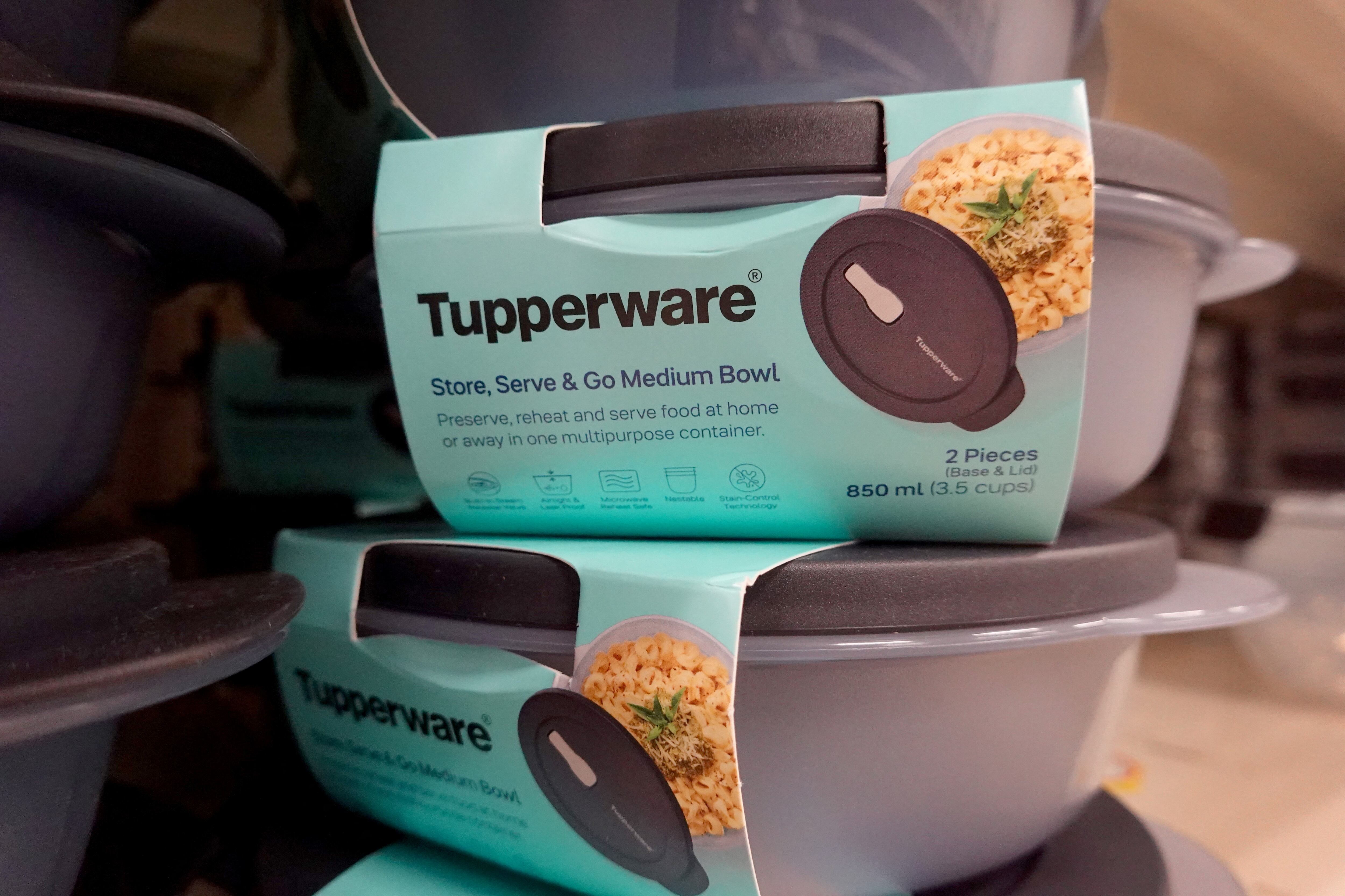 Tupperware busca protección por quiebra tras enfrentar problemas financieros y competencia en el mercado de envases plásticos.