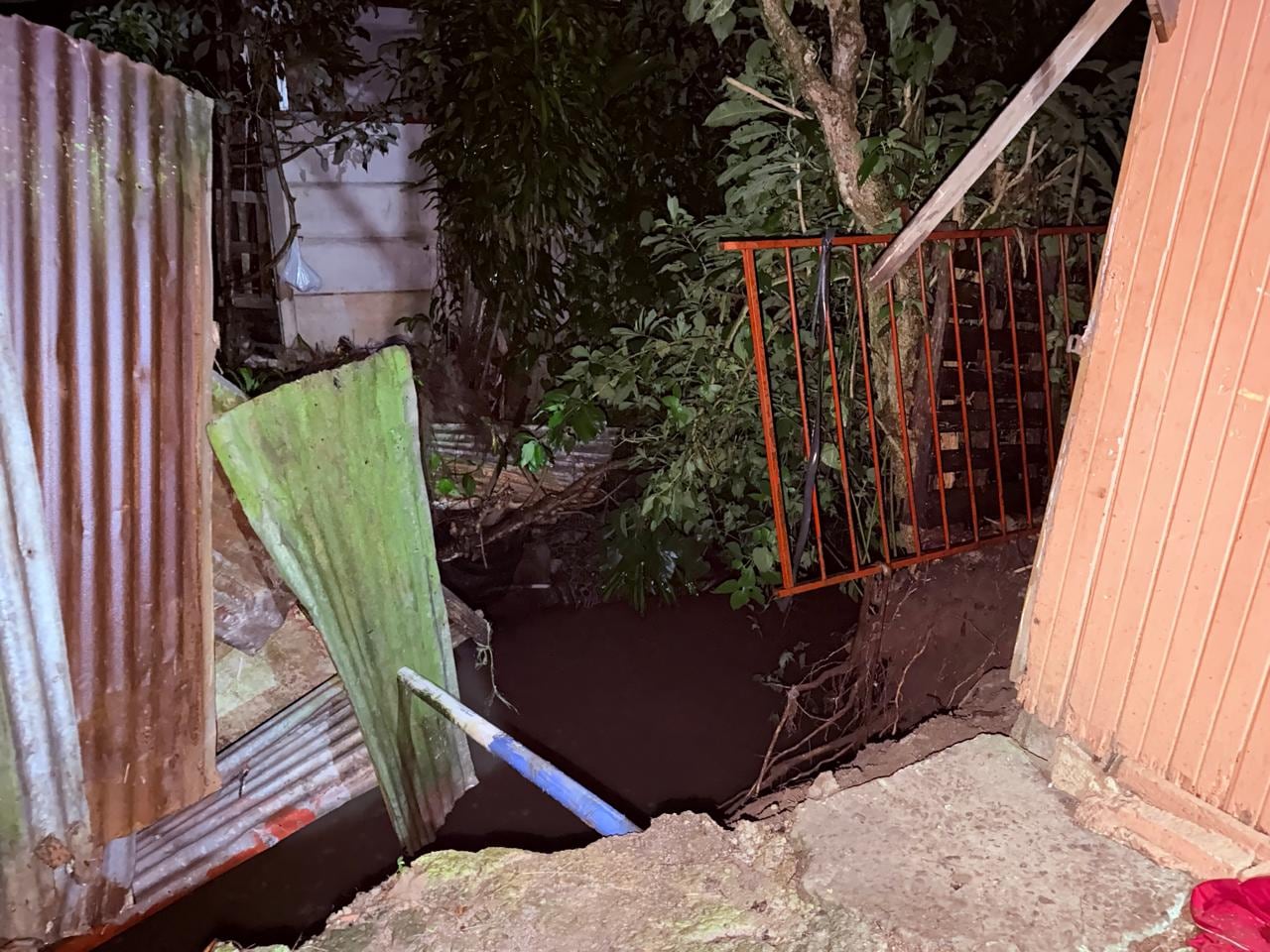 Hombre de 67 años cayó a un río en Caballo Blanco, Cartago, donde las lluvias afectaron el terreno y parte de una vivienda.