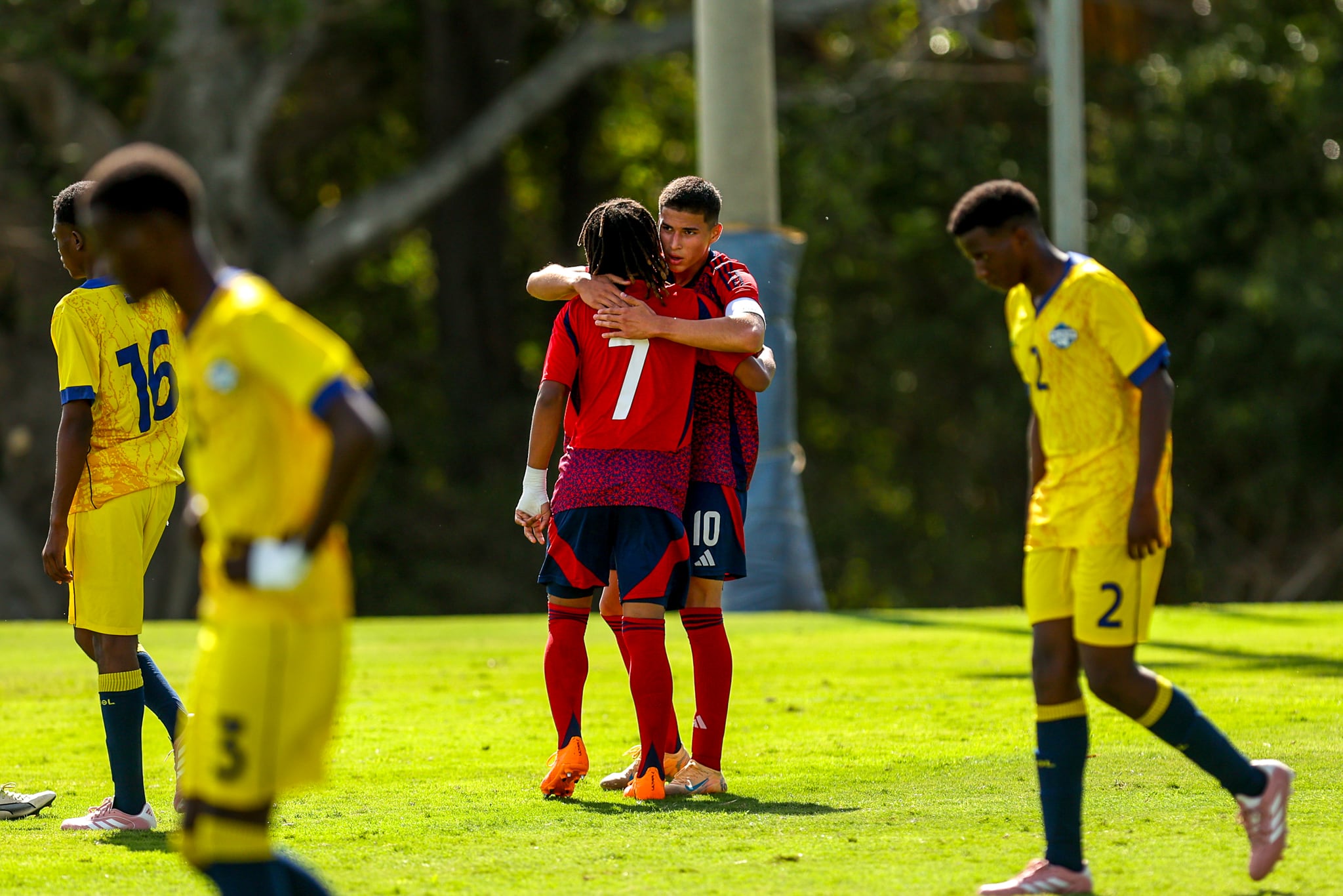 Jorshuad Pilarte y Akenai Samuels se abrazan al celebrar un gol de la Selección Sub-17 de Costa Rica.