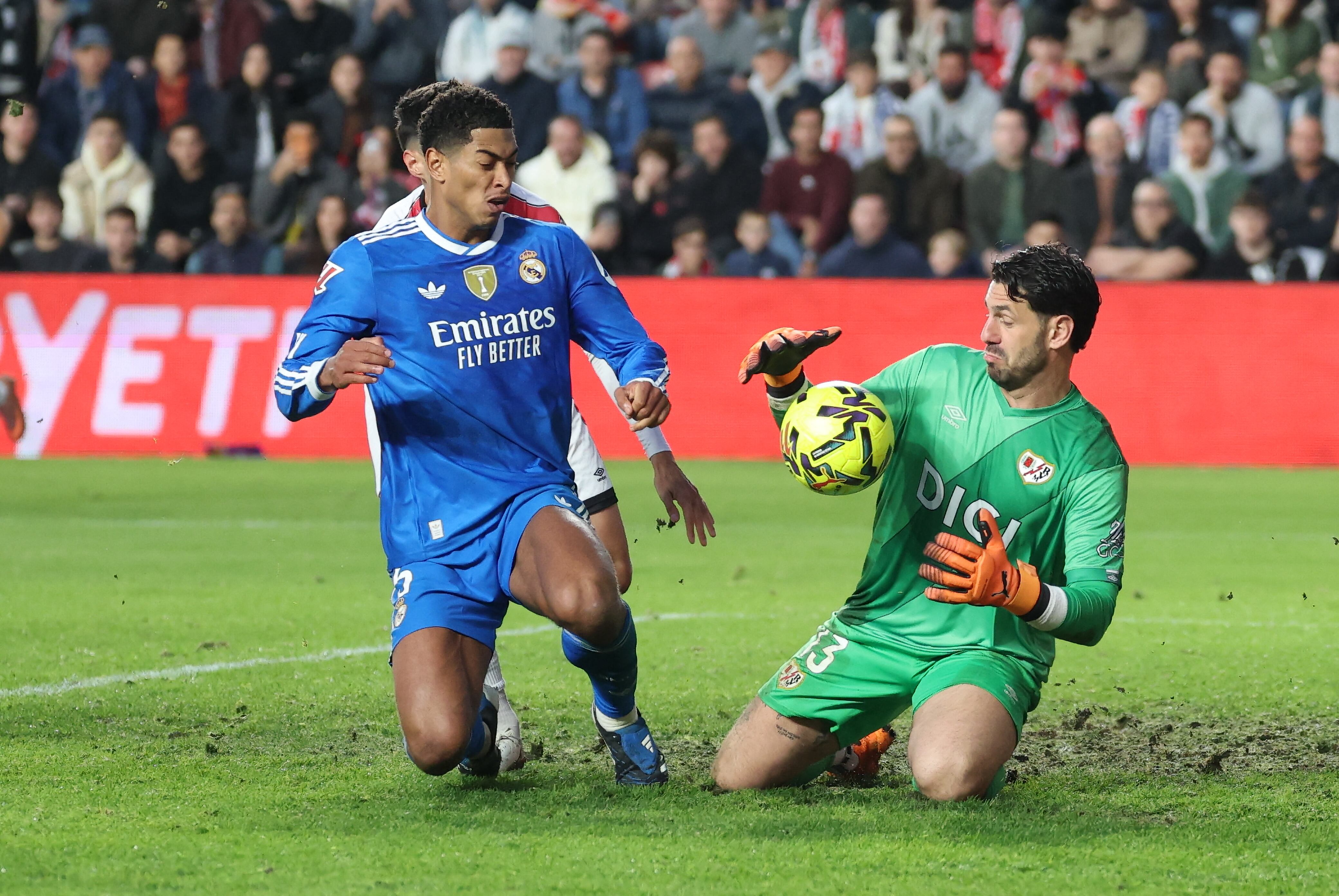 El arquero Rayo Vallecano Augusto Batalla atrapa el balón ante el asedio de Jude Bellingham del Real Madrid, en el partido que terminó sin goles en Vallecas.