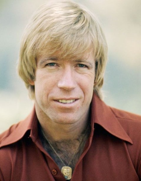 Así se veía Chuck Norris en su juventud; pelo en pecho y su mirada de galán. Foto: WikiCommons