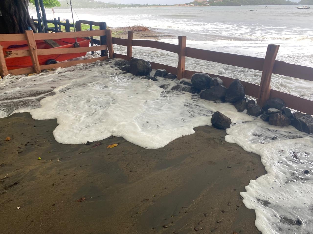 Habitantes de playa Potrero reportan oleajea inusual en la zona