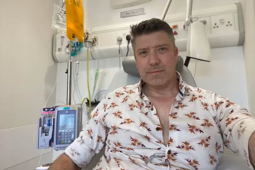 Chris Cotton, diagnosticado con cáncer de vejiga músculo-invasivo, recibe tratamiento de quimioterapia en el Hospital Christie de Manchester. A pesar de su condición terminal, el británico de 50 años participará en una carrera benéfica en Glasgow para apoyar a pacientes con cáncer.