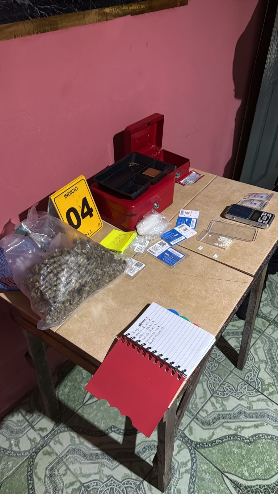 En el inmueble fueron ubicadas varias dosis de droga, chips telefónicos y cajas para guardar efectivo.